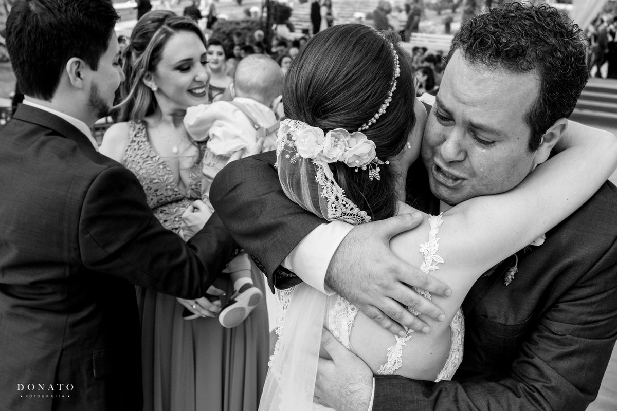 padrinho abraça a noiva