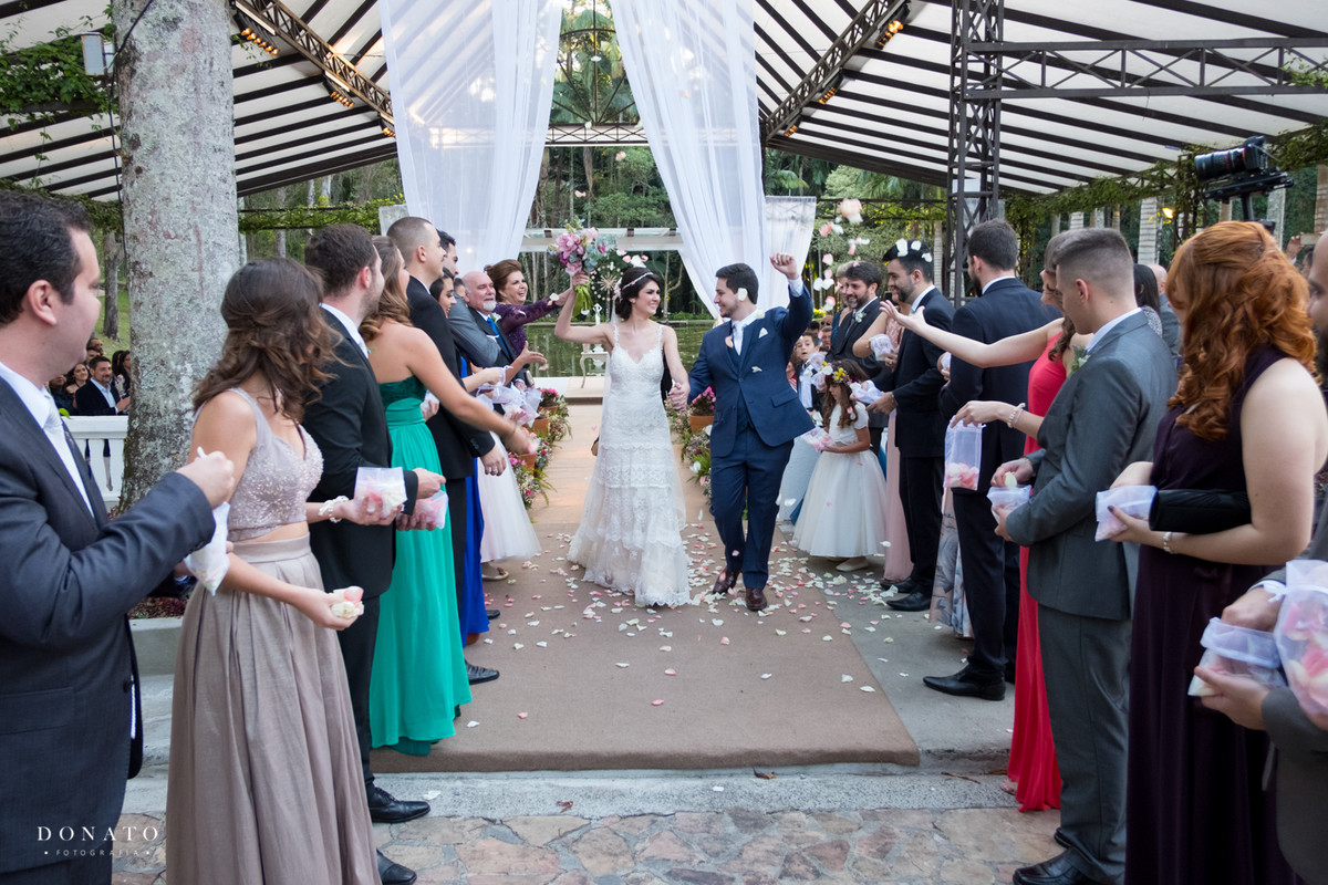 saida dos noivos da cerimonia.