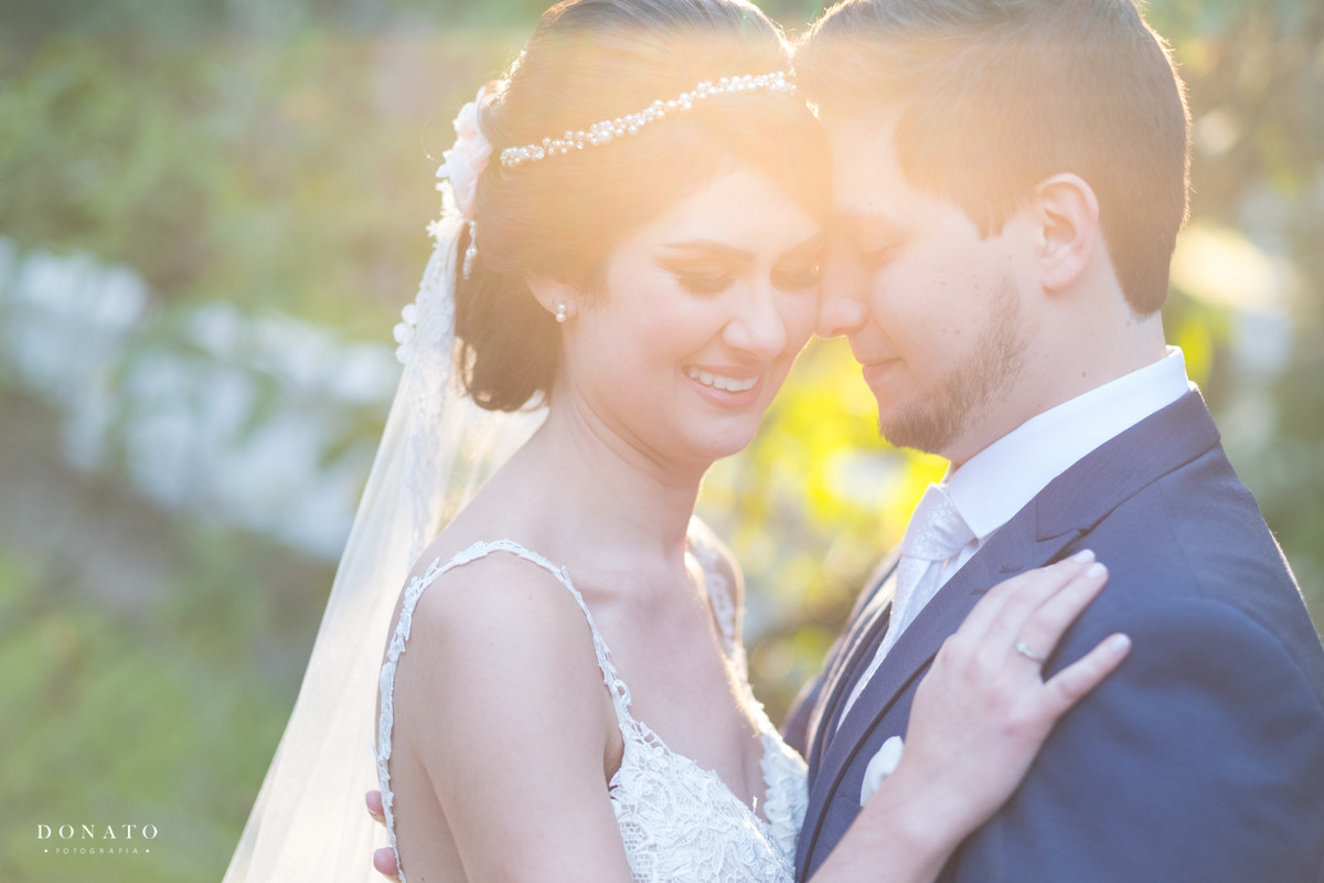 foto posada dos noivos com um lindo por do sol na fazenda 7 lagoas.