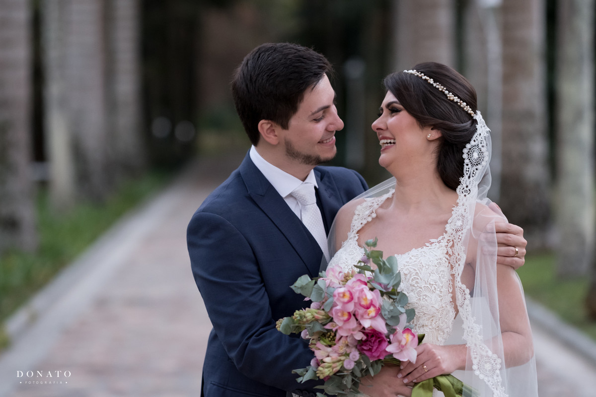 foto posada dos noivos entre as palmeiras da fazenda.