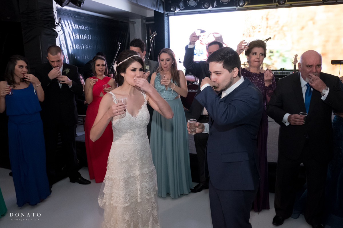 Noivos fazem um brinde com tequila.