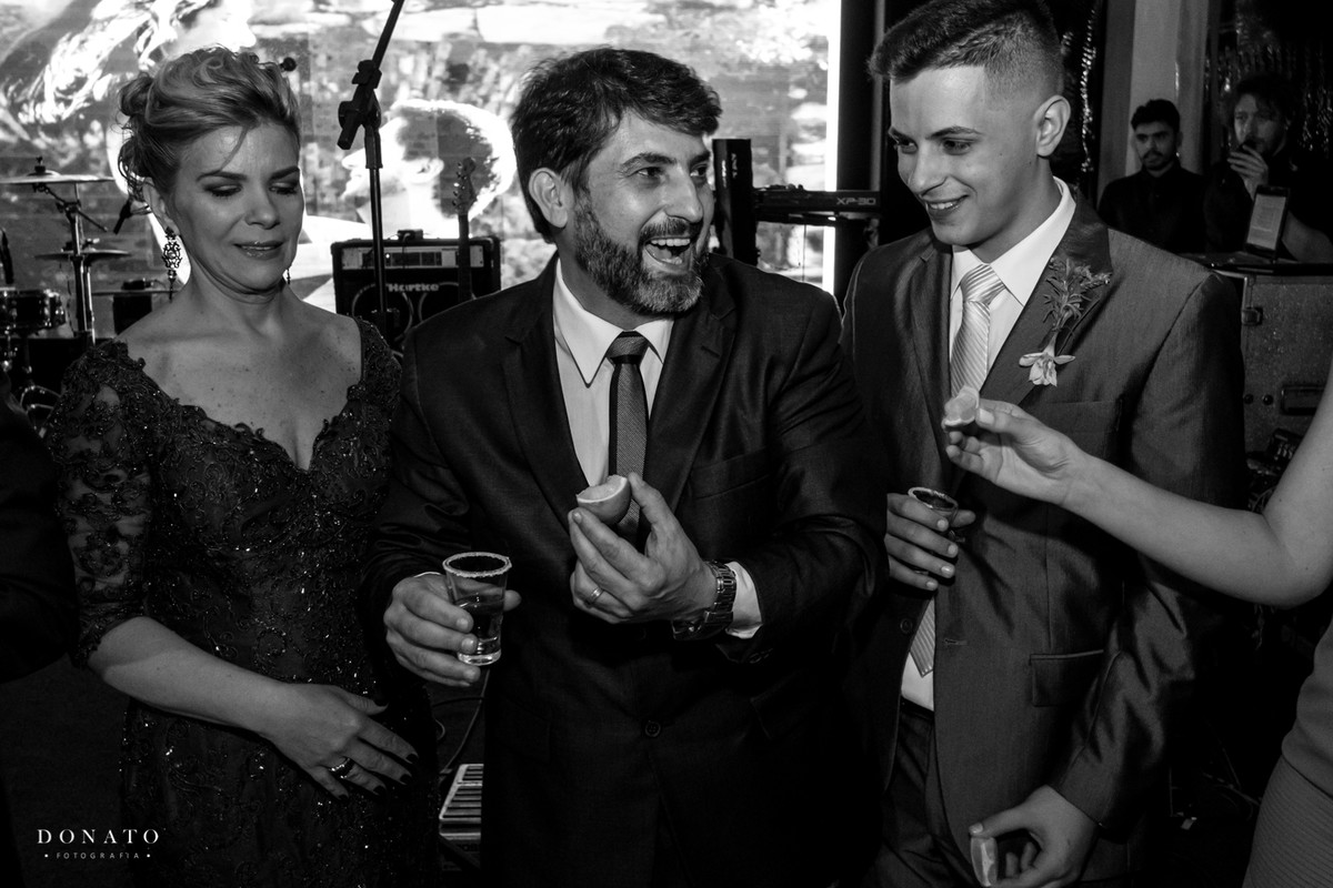 pais brindam com tequila.