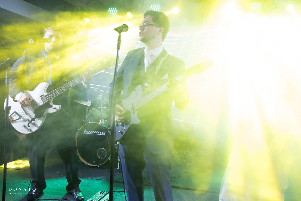 noivo toca guitarra em seu casamento.
