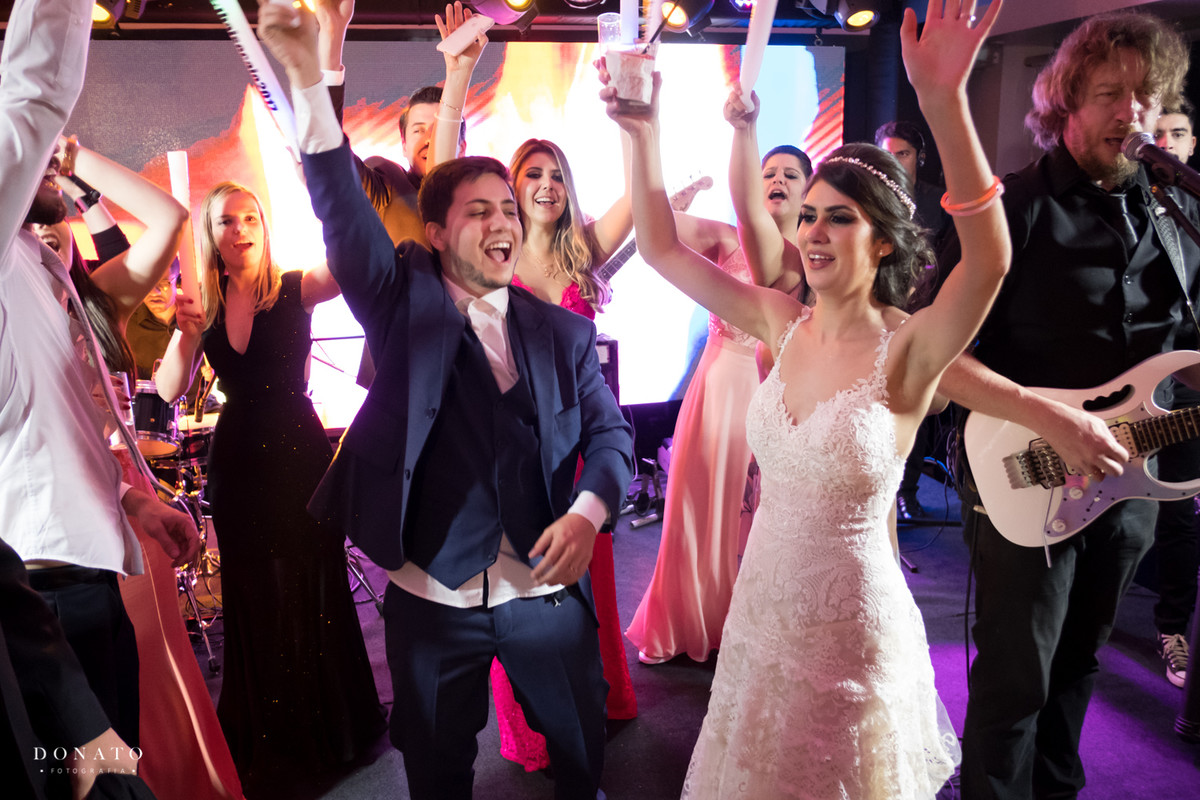 noivos comemoram com seus convidados.