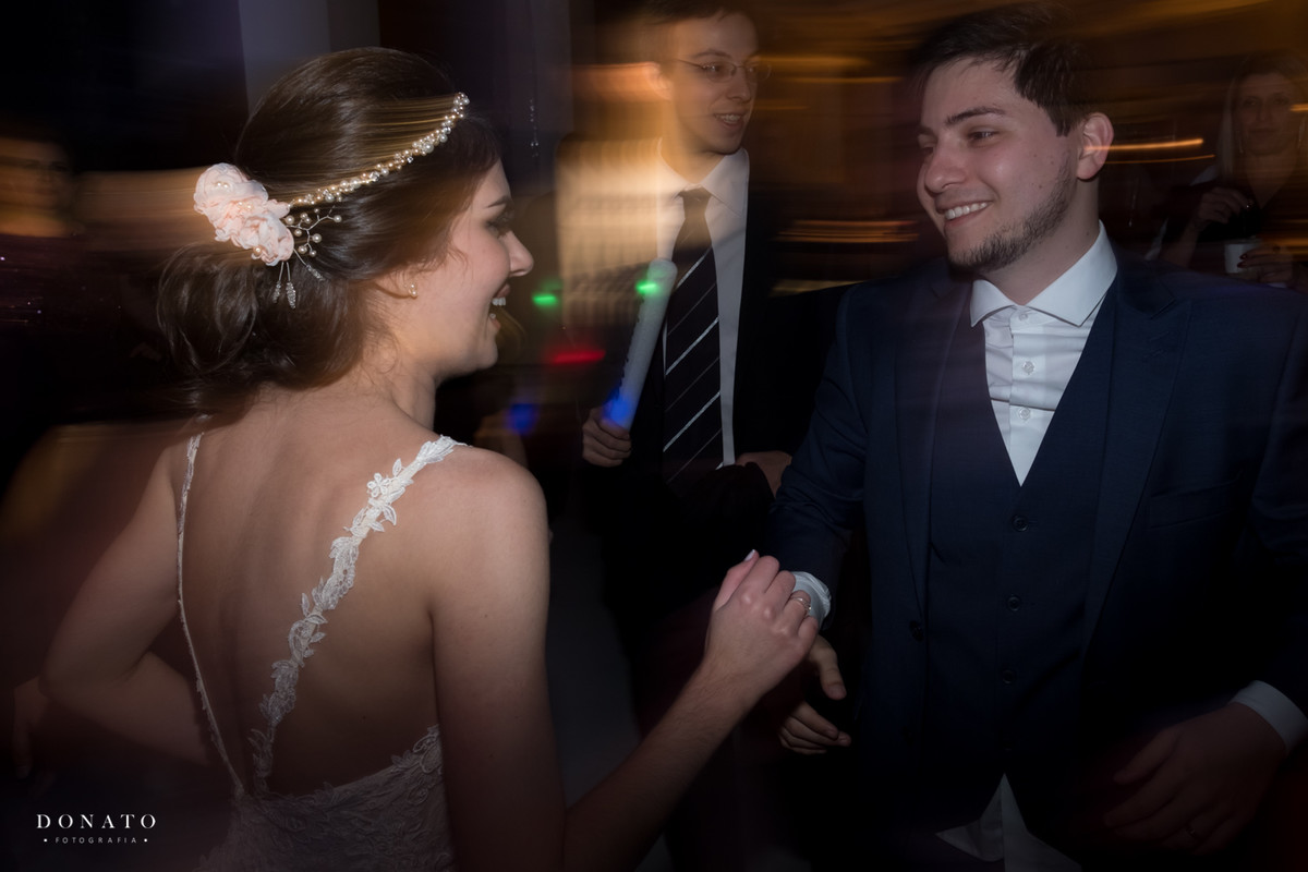 noivos dançam na pista com amigos.