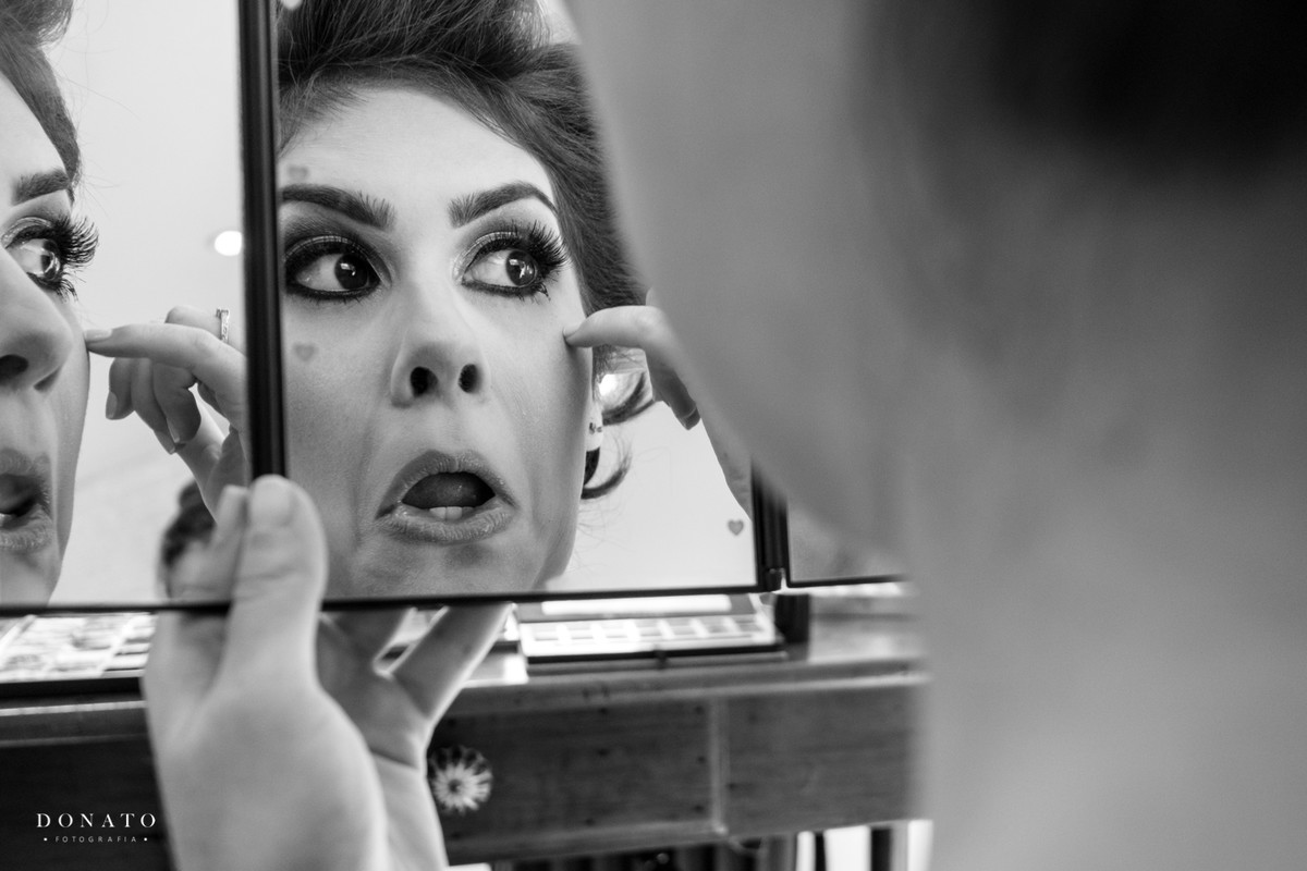 Noiva fazendo a maquiagem com a Evelyn Conversani.