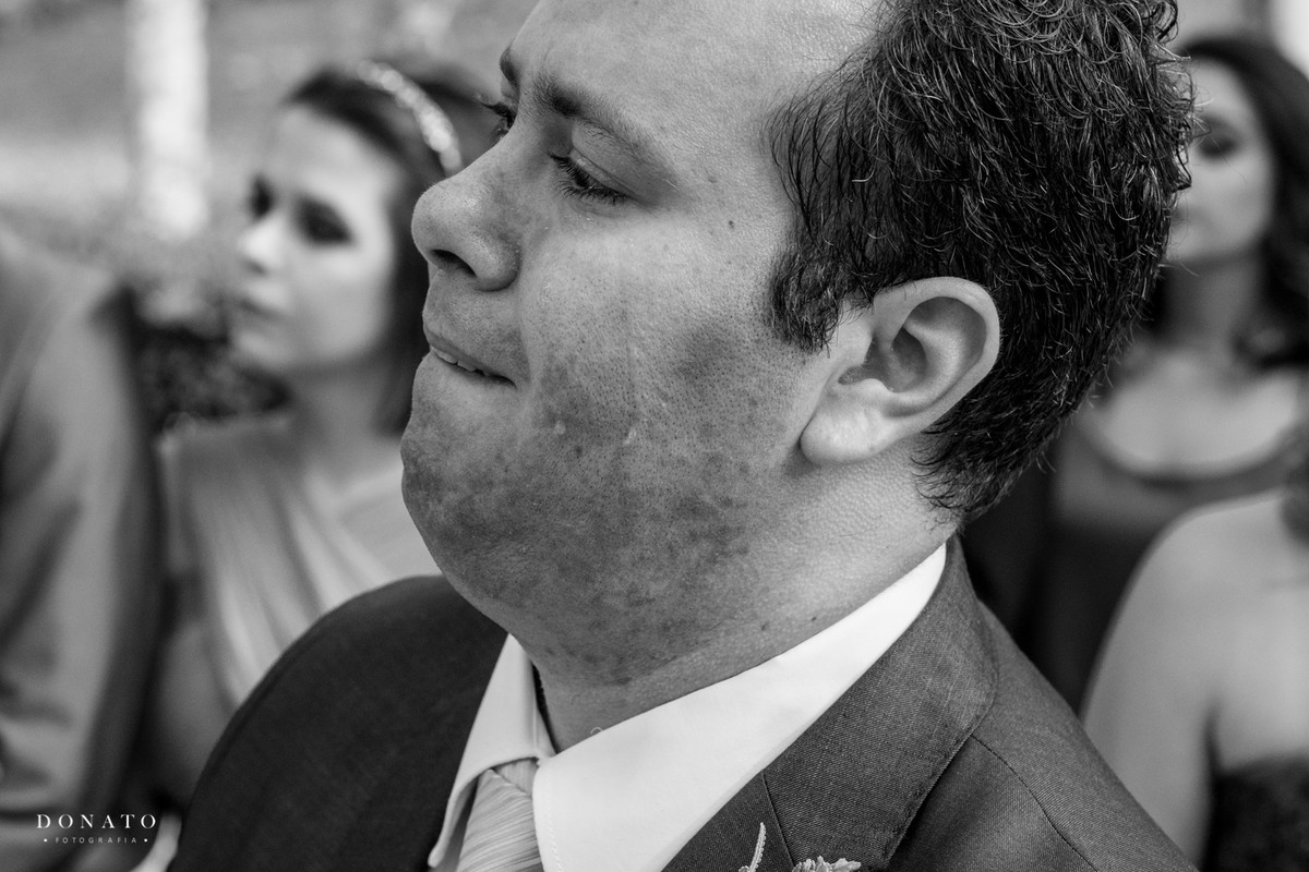 Padrinho chora na entrada das daminhas.