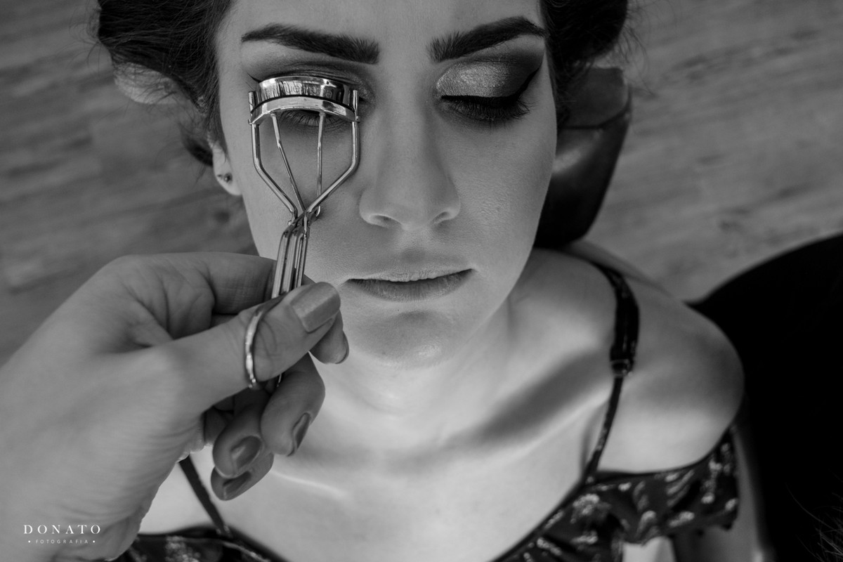 Noiva fazendo a maquiagem com a Evelyn Conversani.