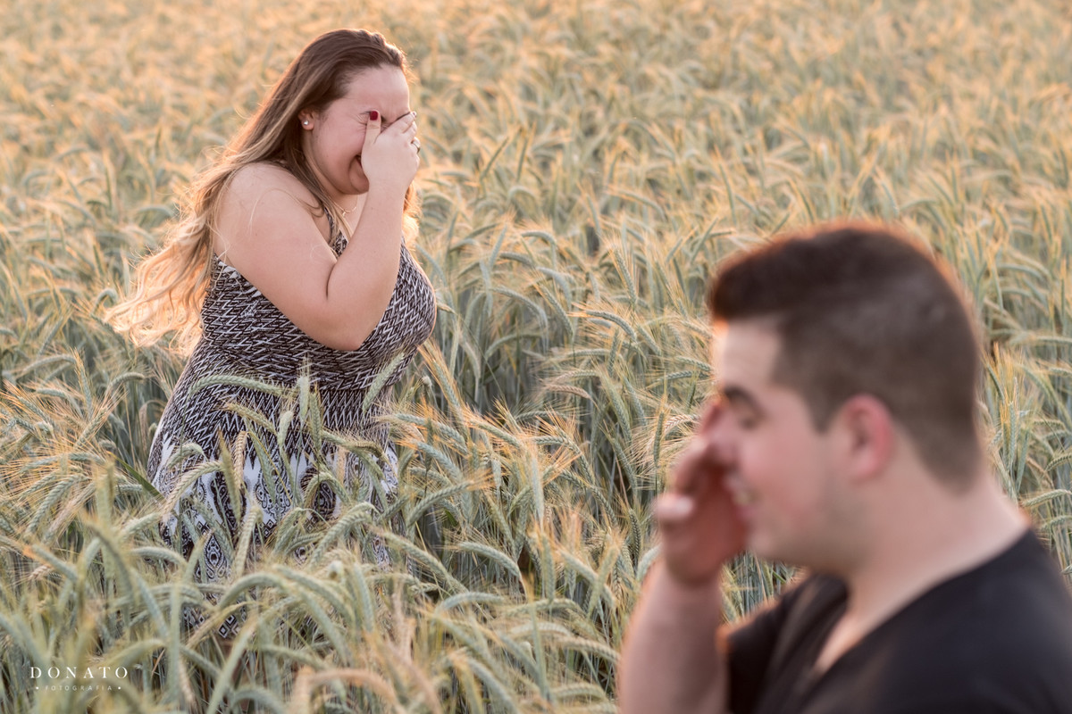 foto engraçada no trigo em Holambra