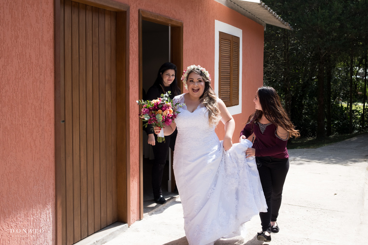 Noiva sai feliz rumo ao casamento no espaço natureza.