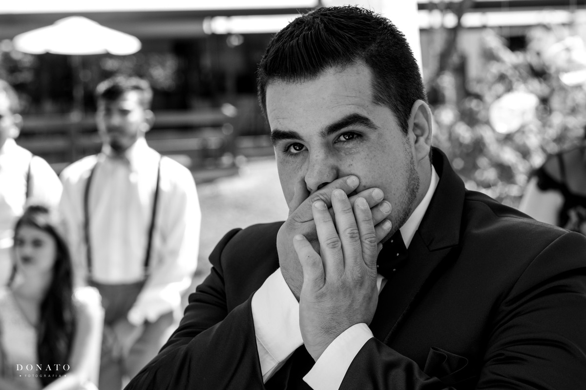 noiv se emociona, ao ver a noiva claudia gallo, no espaço natureza.