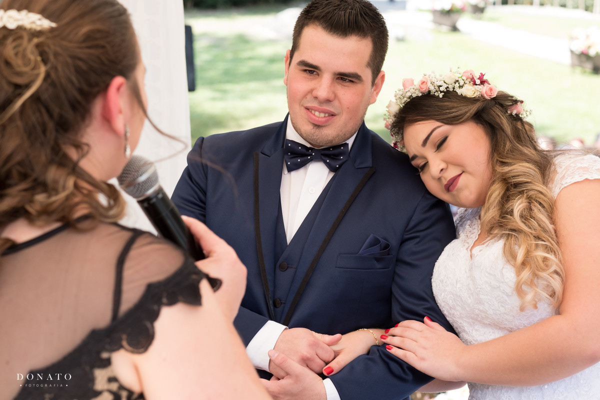 Noiva se encosta no ombro do noivo na cerimonia do espaço natureza.