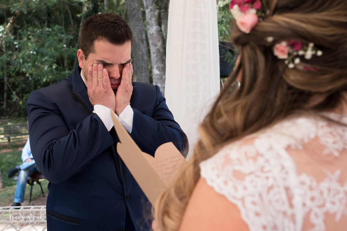 noivo chora ao escutar os votos da noiva.
