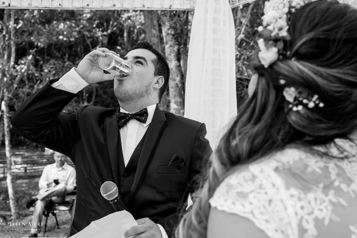 noiv bebe agua antes de fazer seus votos para se acalmar.