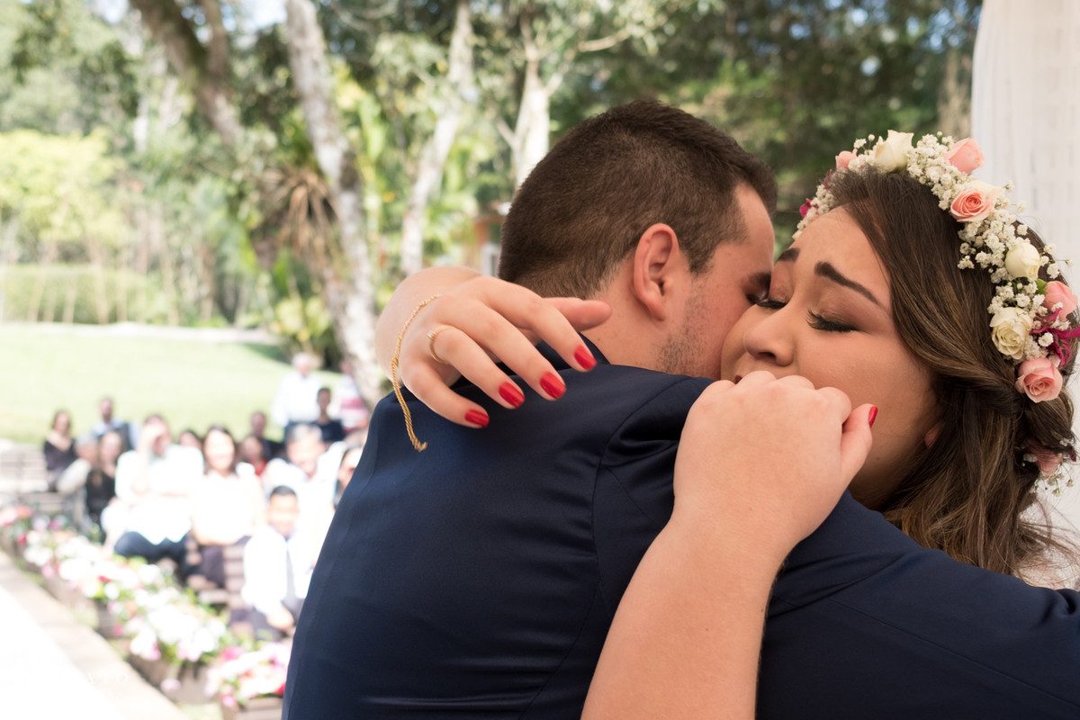 noivos se abraçam.