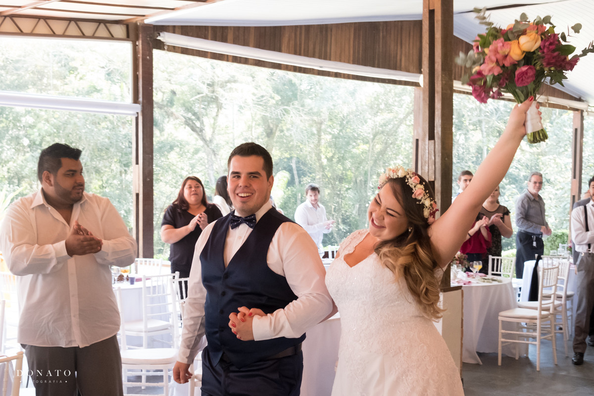 Noivos entram na festa.