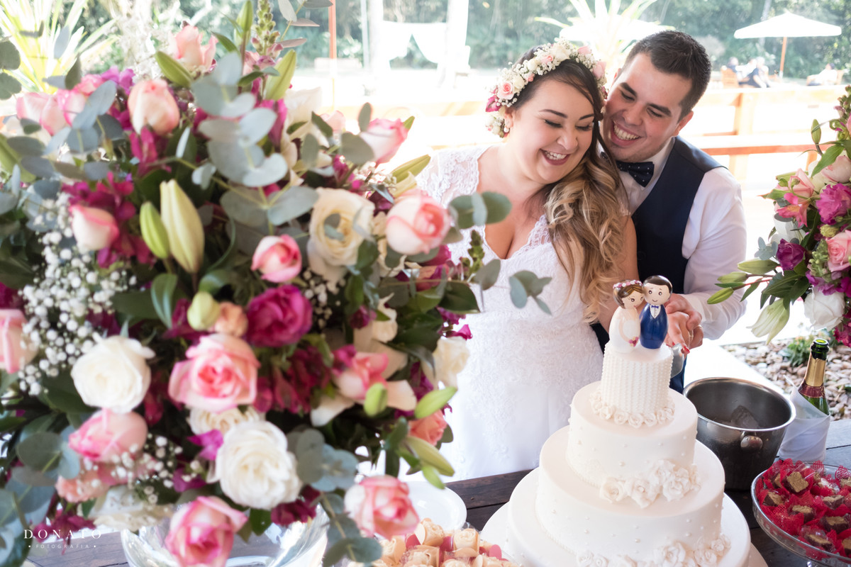 Noivos brindam em mesa decorada pela essencial decorações.