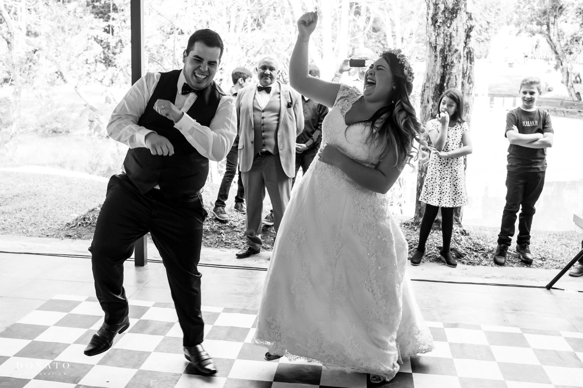 Noivos se divertem, na festa do Natureza.