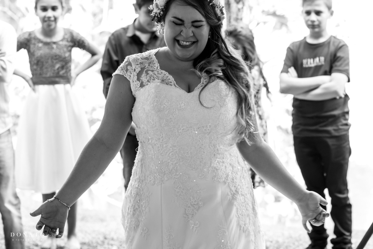 noiva da gargalhada na festa.