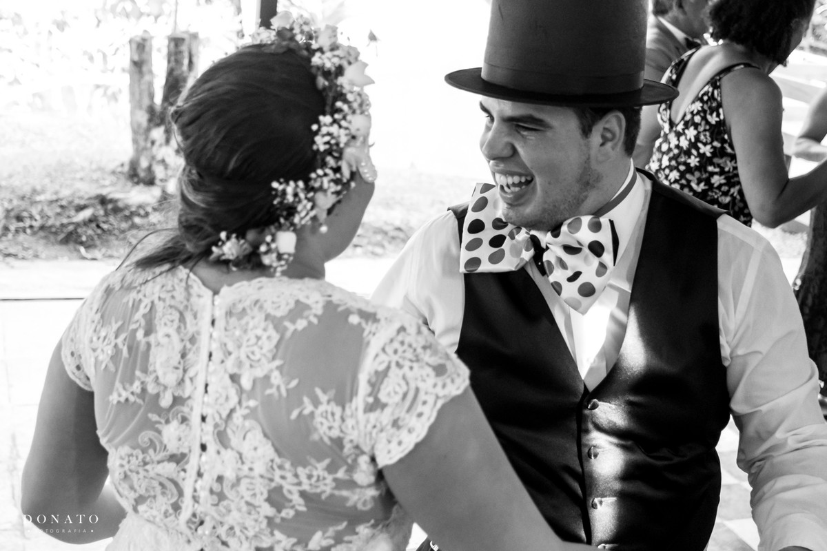 Noivo solta um grande sorriso.