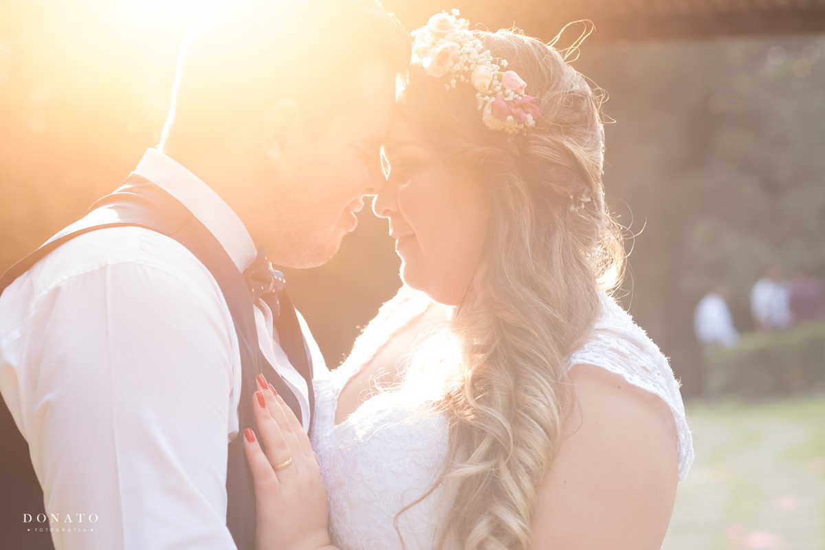 Foto dos noivos no final da festa com um lindo por do sol.