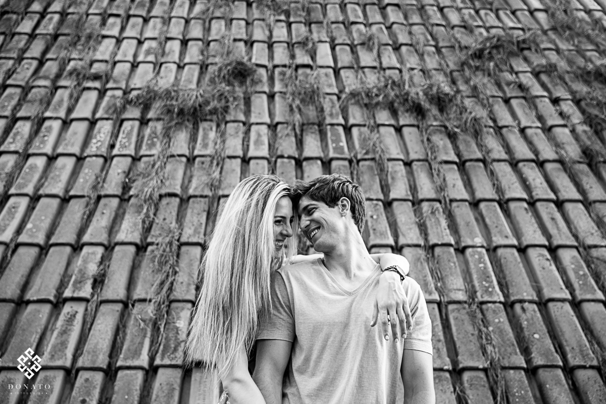 Casal namora a frente aos telhados do chalé.