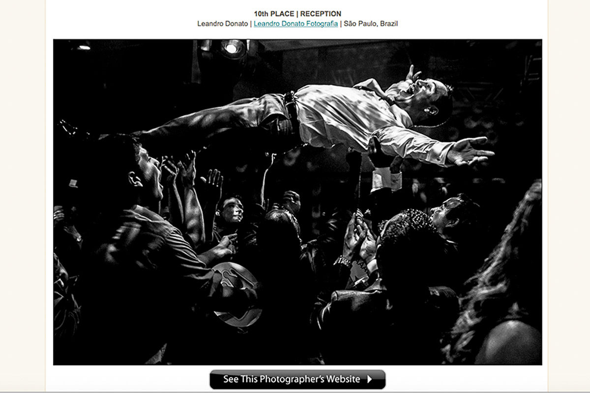 Foto do noivo sendo levantada pelos amigos na festa, imagem muito alegre, o que gerou mais de 5 premios a esta imagem, nacional e internacional.