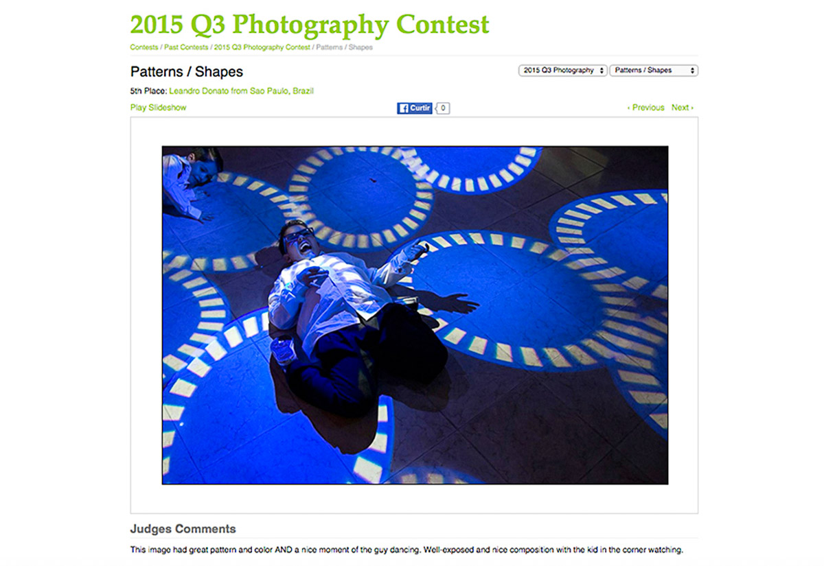 A foto é de um garotinho roqueiro dançaneo entre circulus projetados pela luz do Dj no chão da pista de dança, estes elementos deu a imagem o premio internacional do AGWPJA.