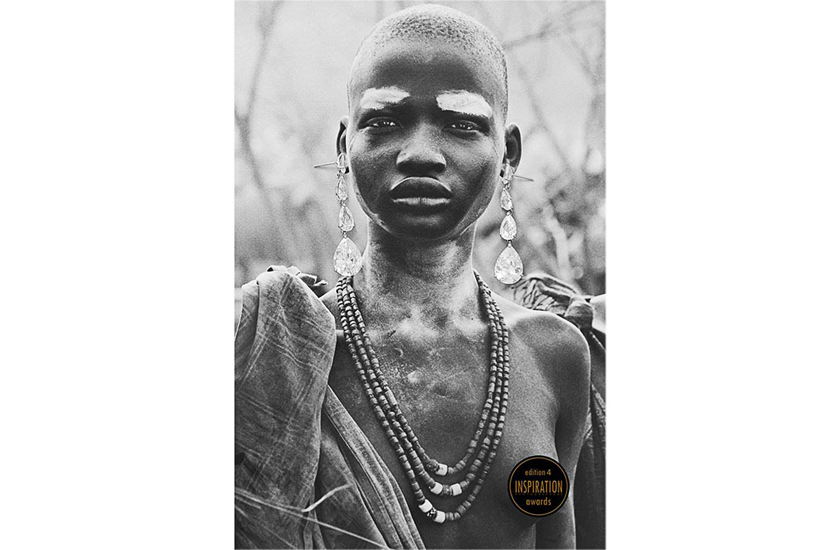 Foto premiada no Inspiration, foto feita da foto do livro do Sebastião Salgado, foi colocado um par de brincos na imagem de uma india careca e com os peitos de fora, imagem forte e ousada.