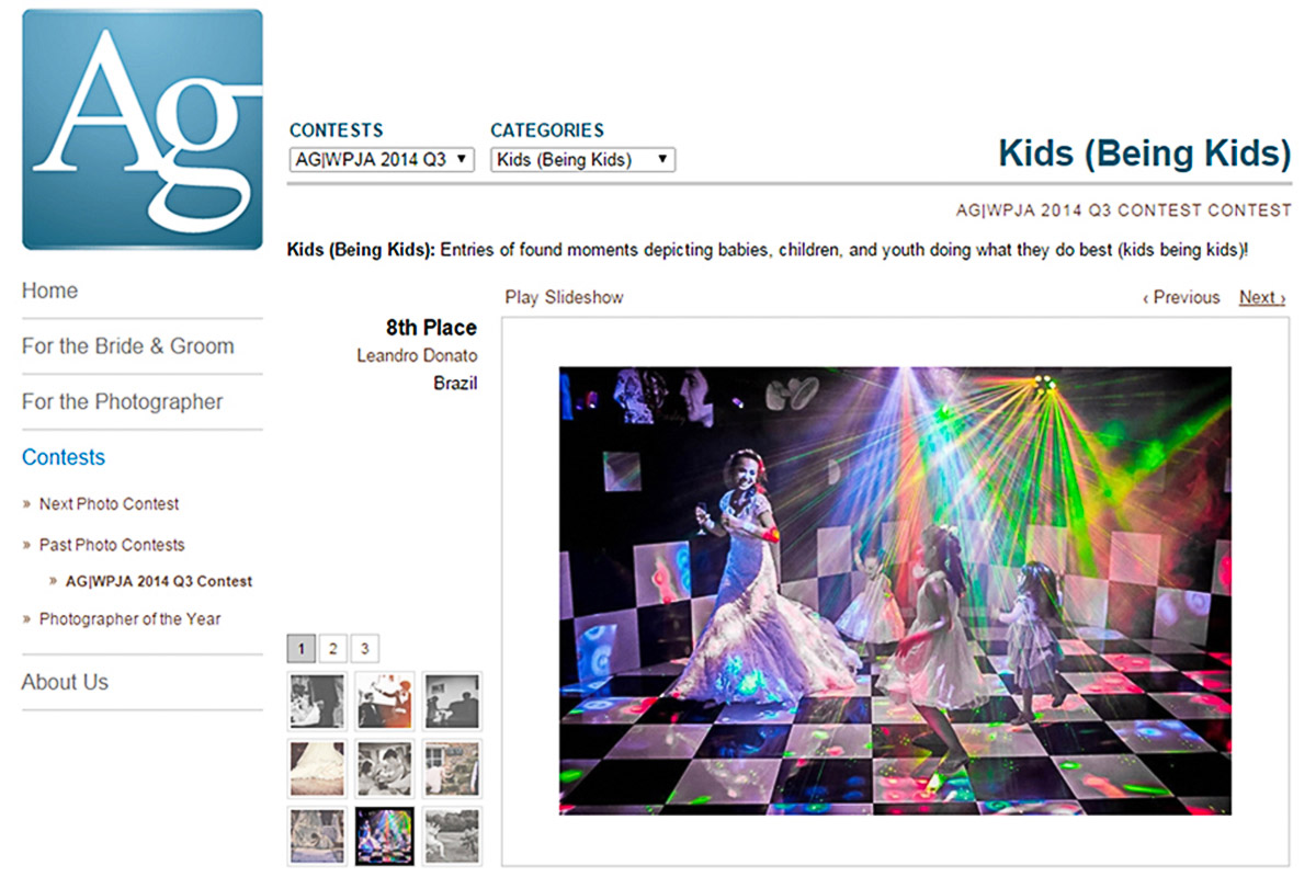 Foto premiada, noiva dança com as daminhas entre luzes da pista, um fundo quadriculado em branco e preto da força a imagem, que saiu na categoria crianças.