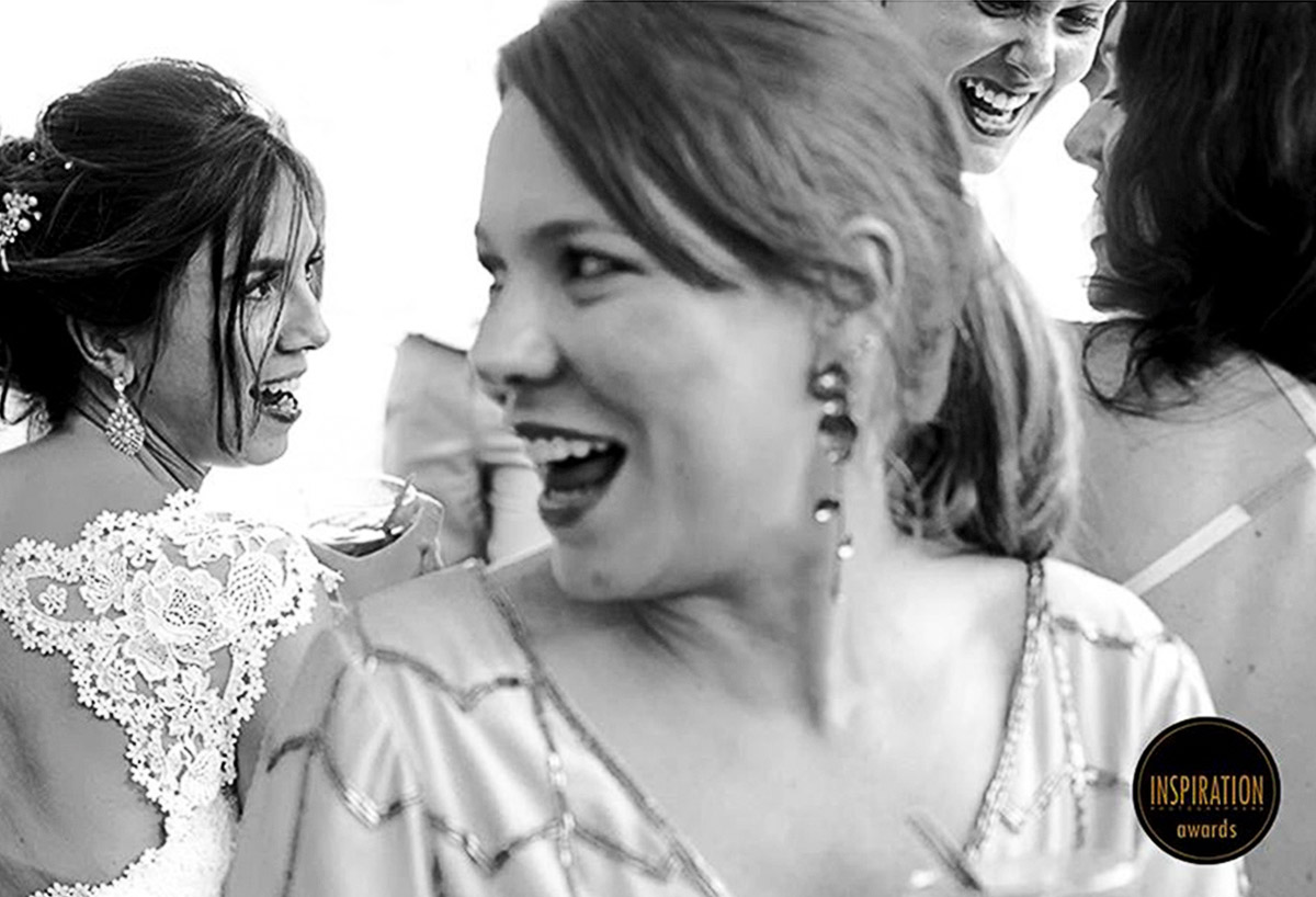 noiva dança com suas amigas, o encaixe de todas as cabeças na imagem de a ela um prêmio inspirations photorafers.