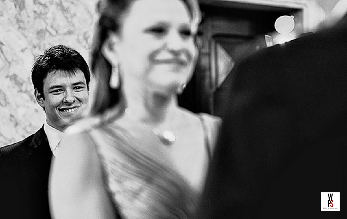 lindo momento mae e filho, com três camadas, a foto se torna forte pelo olhar de satisfação do filho de 18 anos ao fundo, com orgulho do casamento da mae.