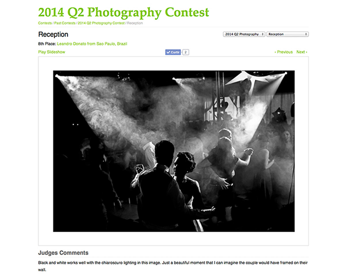 Foto da dança do casal, a luz de pista marca a foto e deixa tudo ainda mais divertido de se ver.