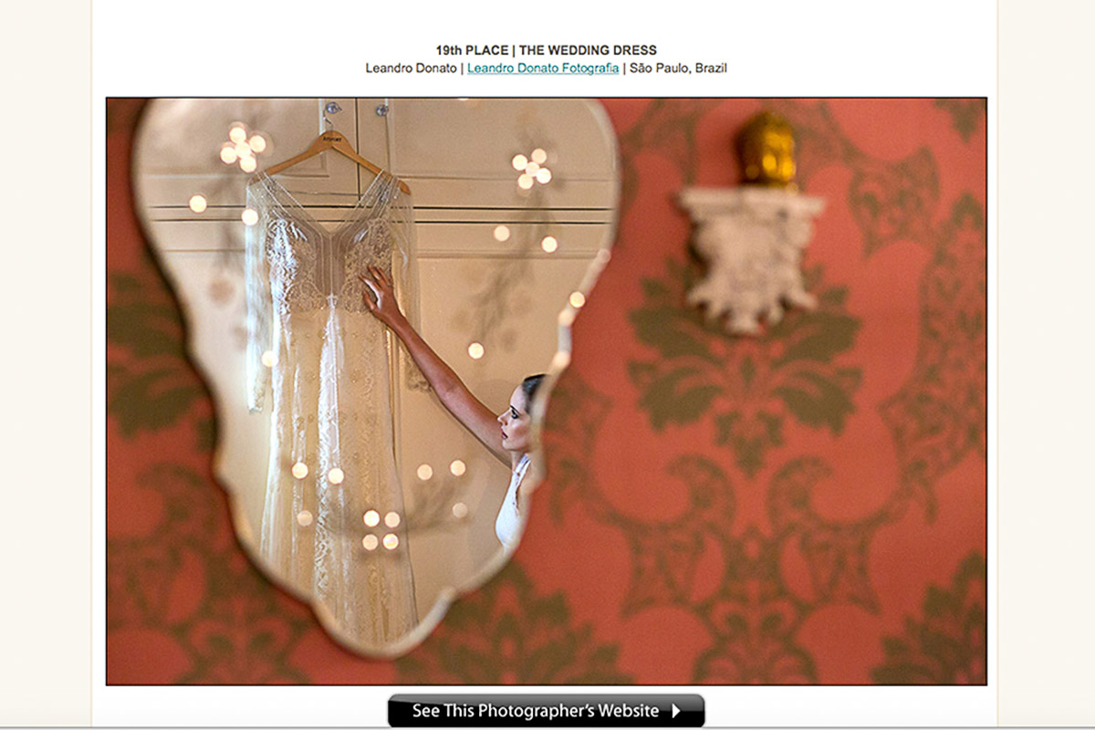 Foto de um espelho onde a noiva é refletida em parte na imagem, a foto ganhou dois prêmios internacionais de casamento.