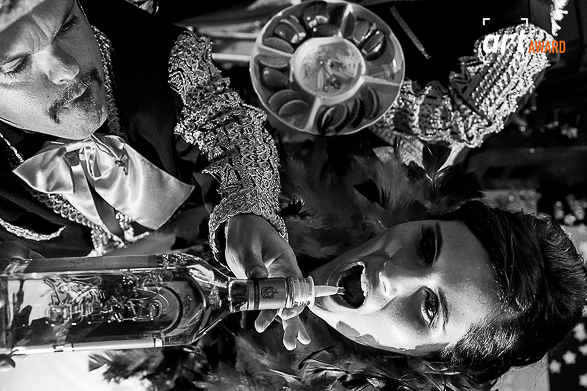 Detalhe da noiva bebendo direto da garrafa de tequila, o angulo incomum da força a imagem.