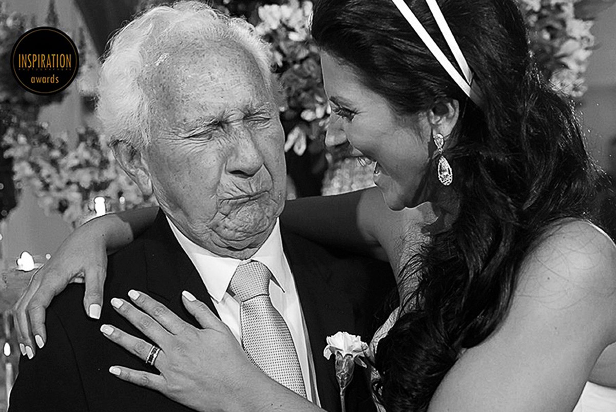Avó da noiva faz careta ao receber um beijo, a foto é muito divertida e foi premiada no fine art.