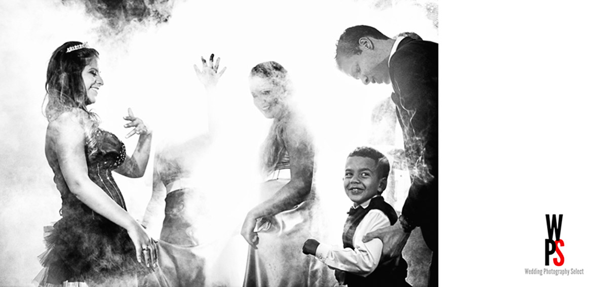 Foto de uma debutante dançando entre as fumaça, imagem divertida.