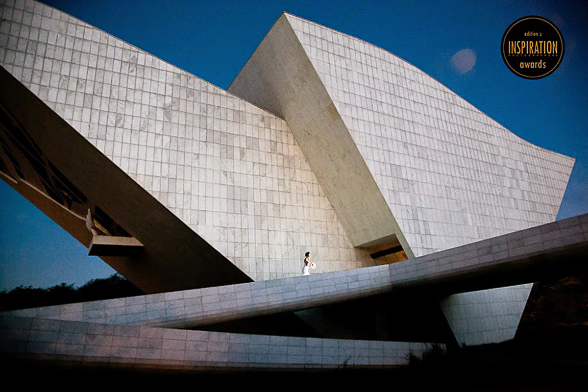 Nova caminha entre uma estrutura em forma de triangulos, a foto ganha força pela geometria forte. Premiada mais de uma vez.
