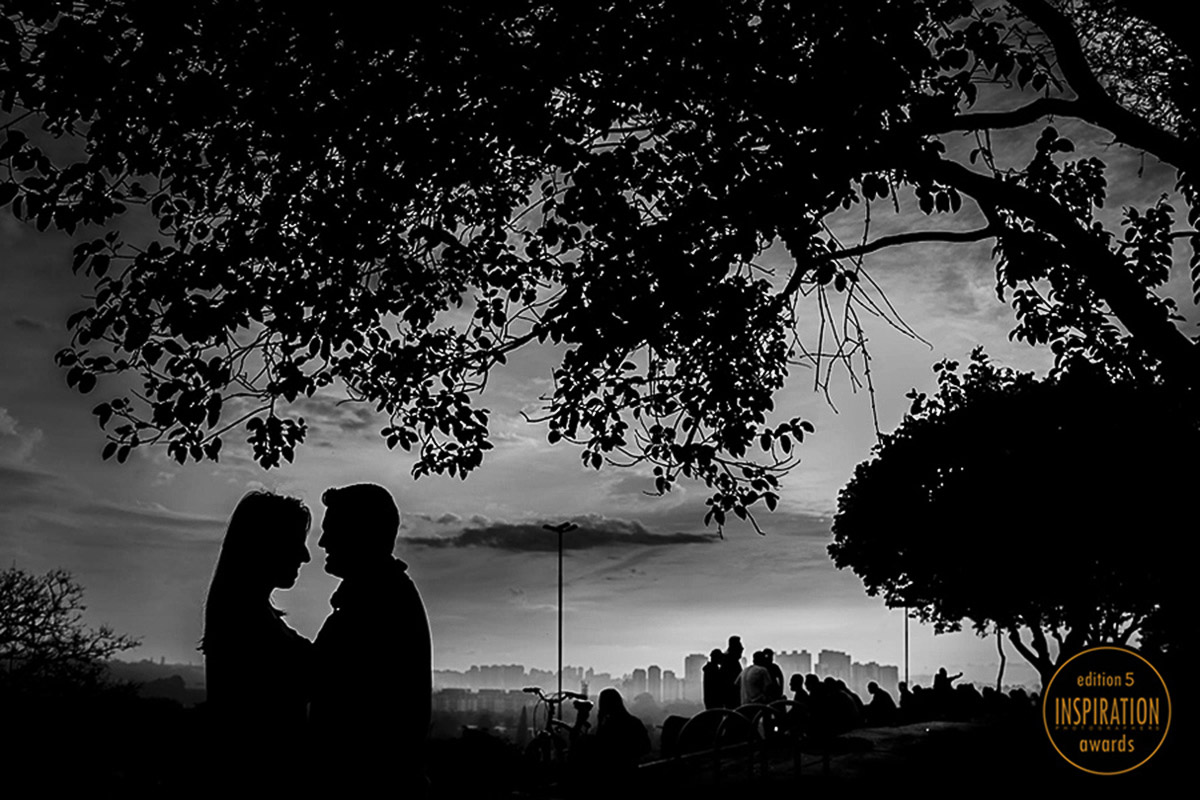 Foto em camadas, noivos em primeiro plano com toda a cidade ao fundo, os tons de cinzas faz a foto ganhar força muito grande.