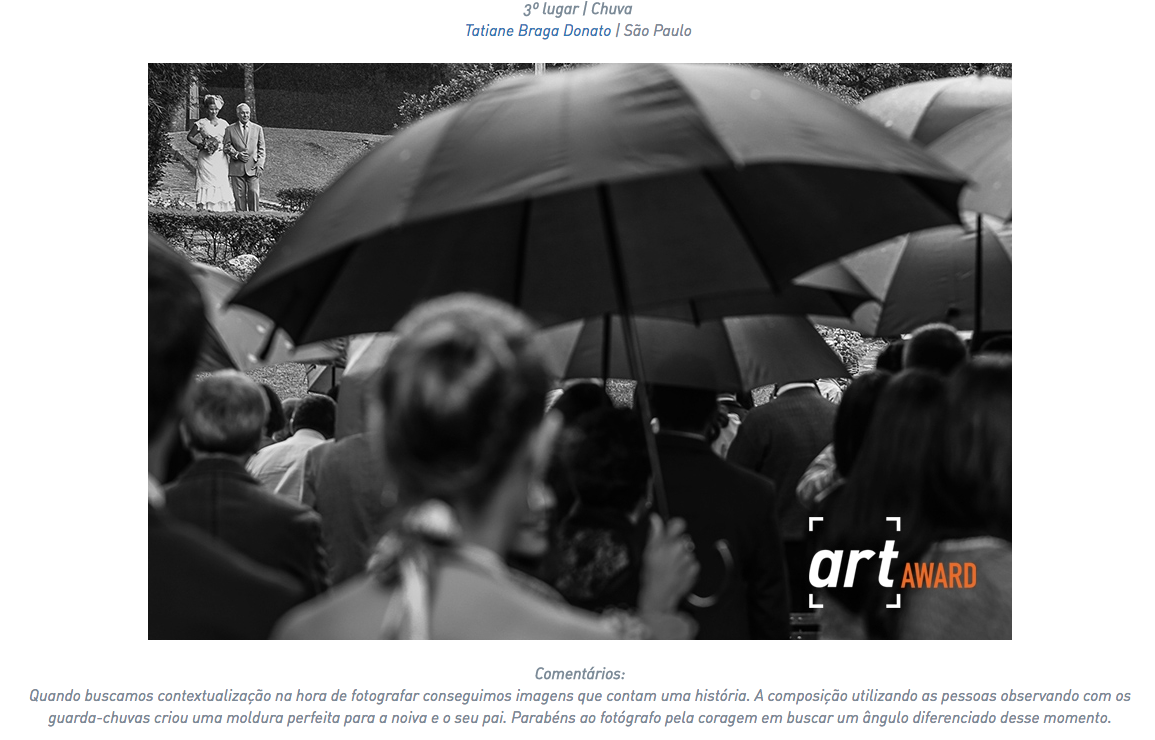 Foto da entrada na noiva entre vários guarda chuvas, esta foto foi premiada na associação fine art.