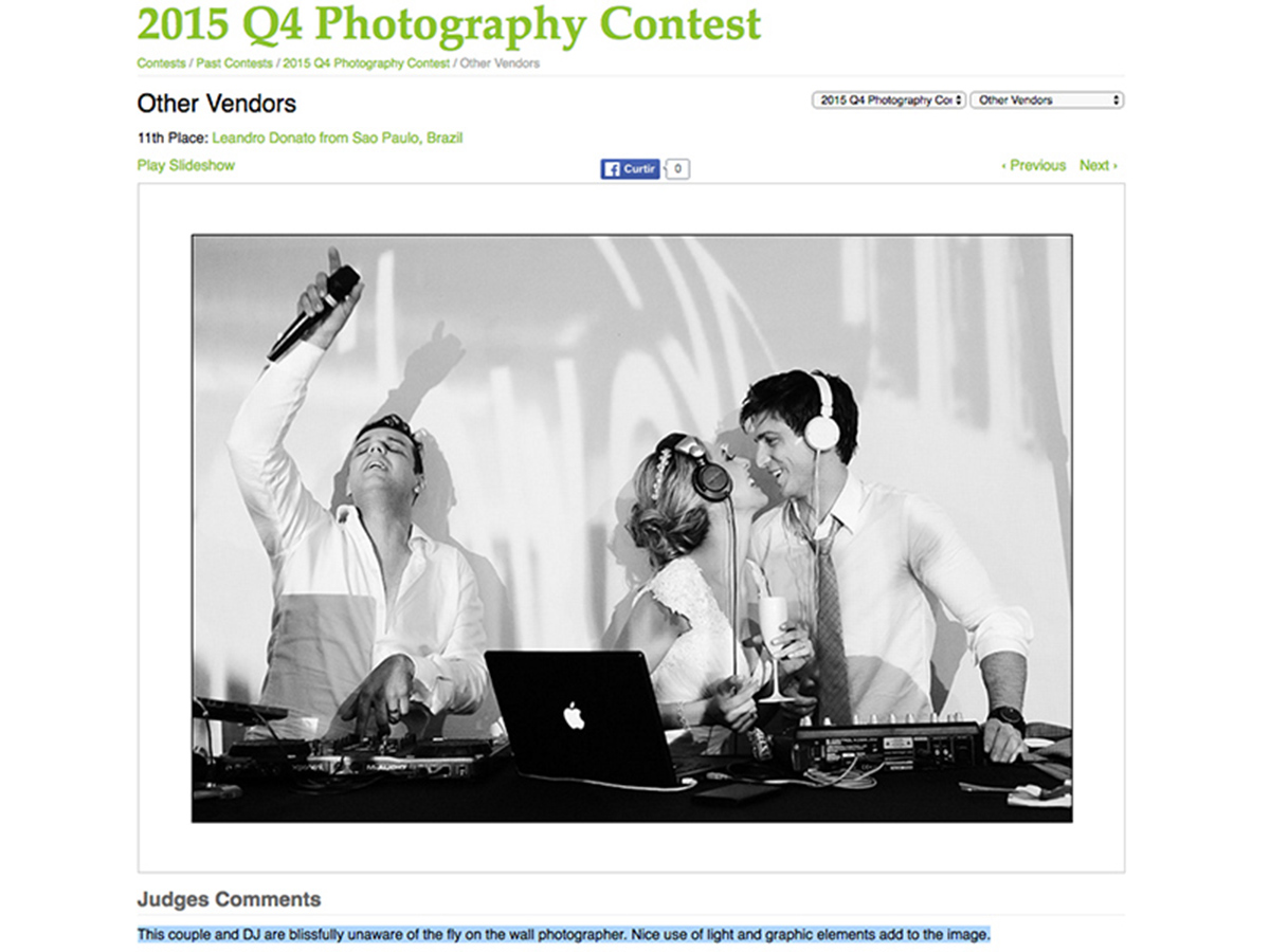 Foto premiada internacionamente, noivo esta beijando a noiva enquanto o Dj toca e comemora ao mesmo tempo, foto em branco e preto muito divertida.