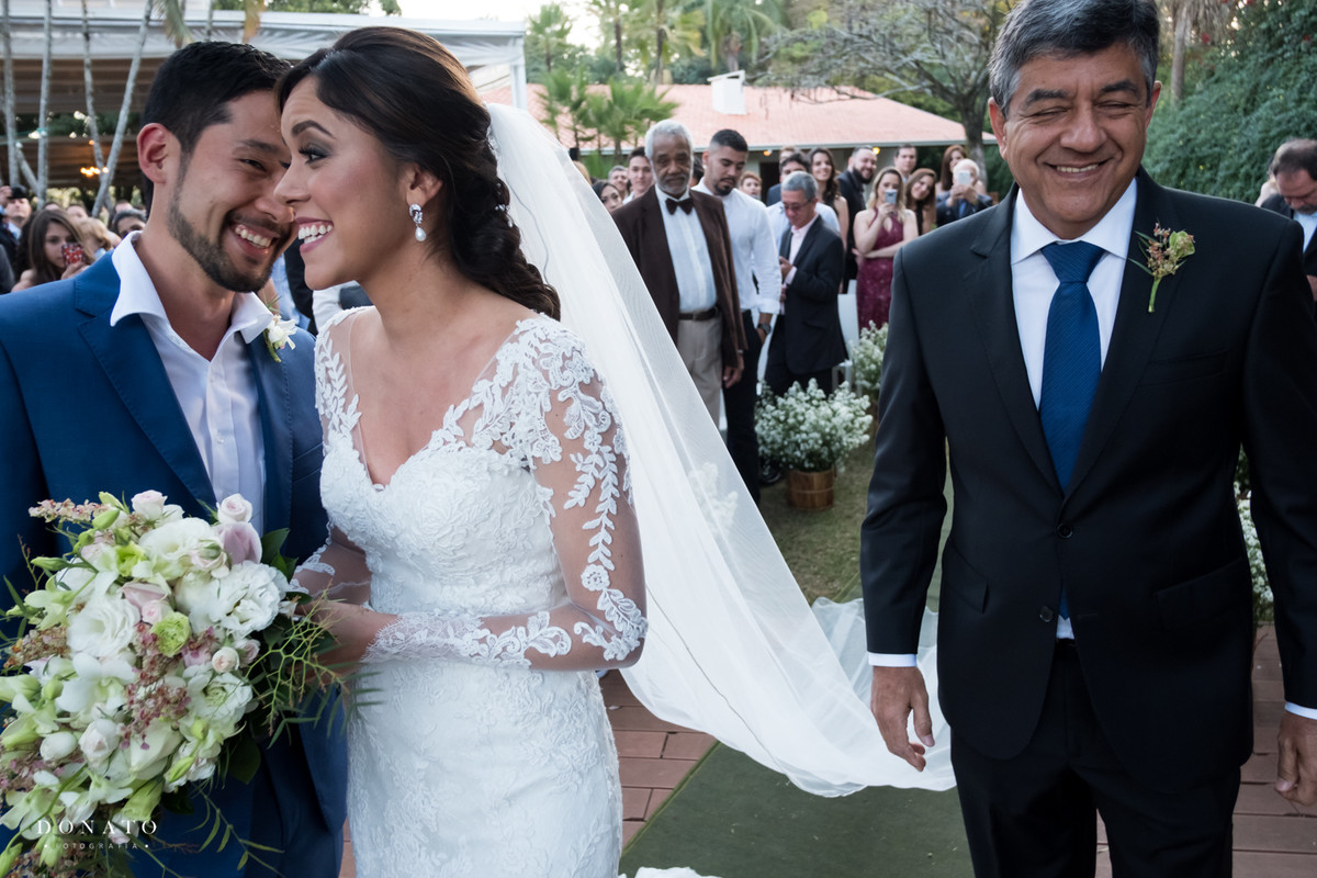 Noivo recebe a noiva na cerimonia