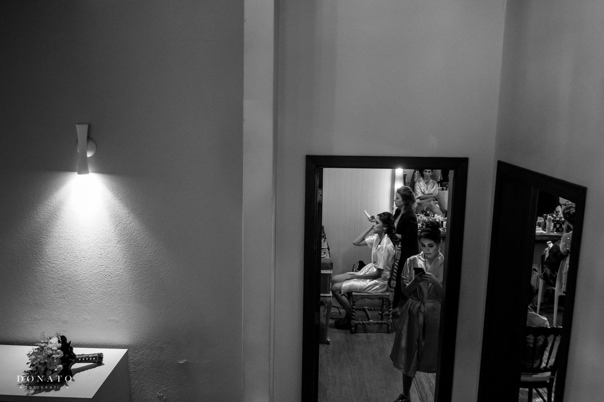 Noiva se arruma em vinhedo interior de sp, para o seu casamento no alto das palmeiras.