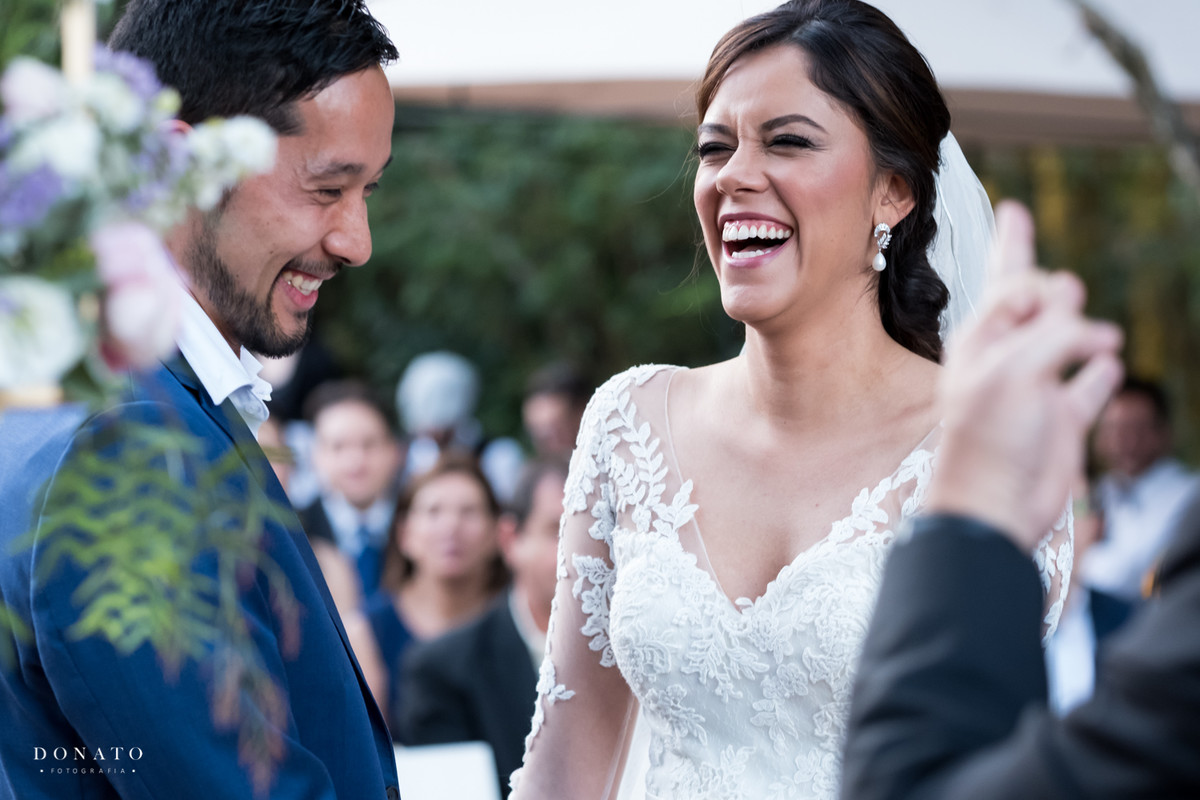 Noivos se divertem com a cerimônia.