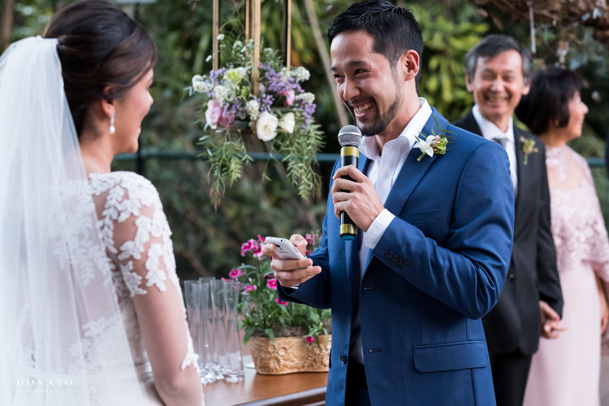 Noivo le seu votos do celular.