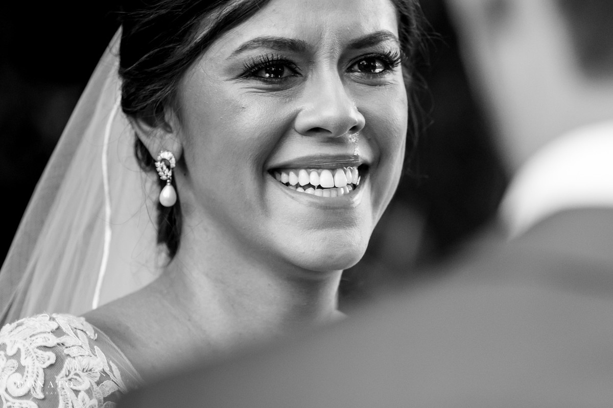 Retrato da noiva se emocionando.