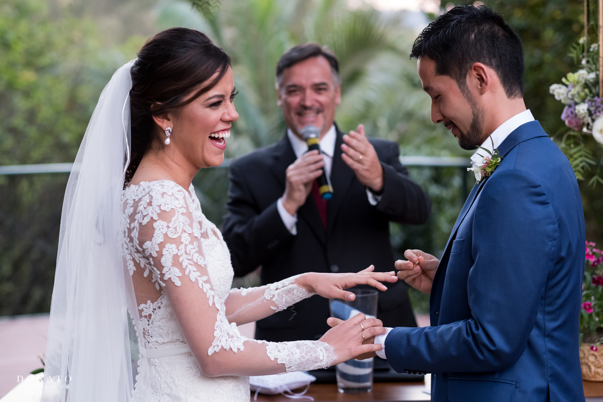 Noiva da risada ao colocar a aliança na mão errada.