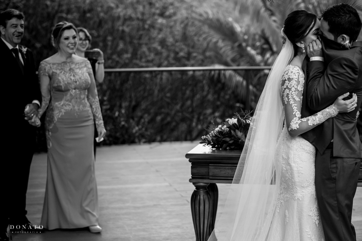 Noivo beija a noiva e se esconde atrás do palito Ricardo Almeida.