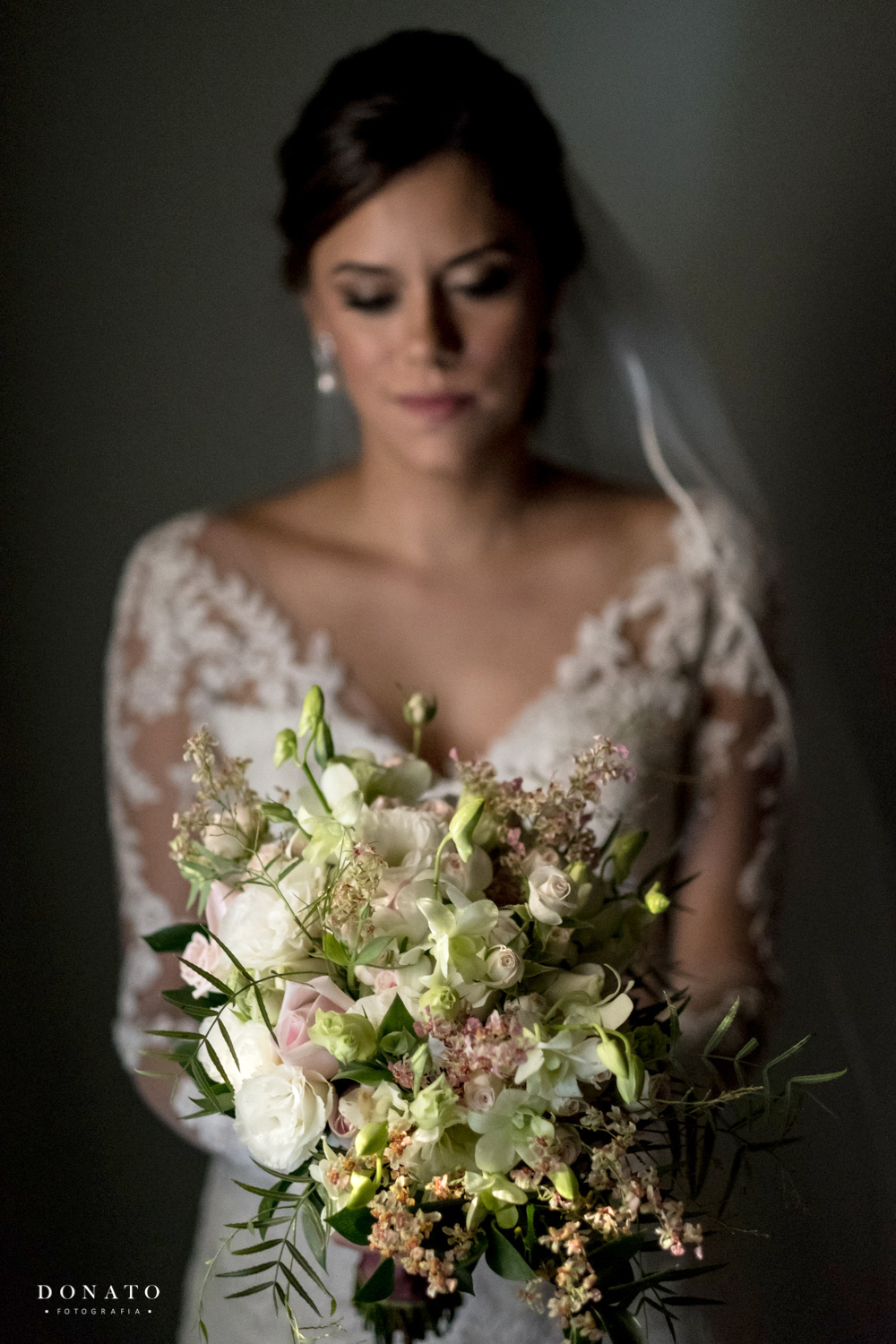 noiva pronta para casar com seu bouquet feito pelo Rodrigo Almeida Decorações.