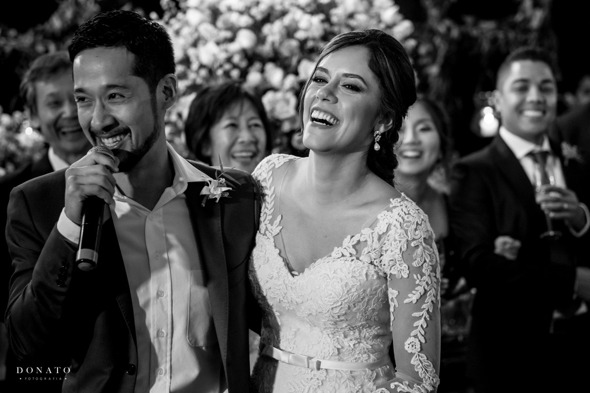 noivo agradece no microfone na festa.